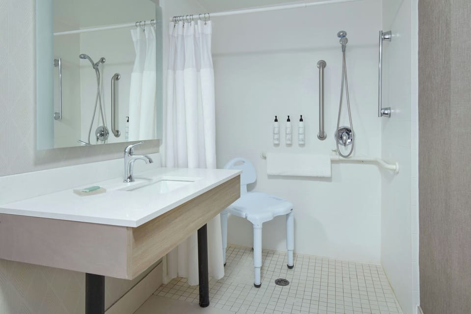 Combined shower/tub, rainfall showerhead, free toiletries, hair dryer