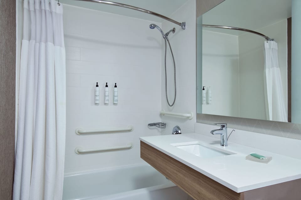 Combined shower/tub, rainfall showerhead, free toiletries, hair dryer