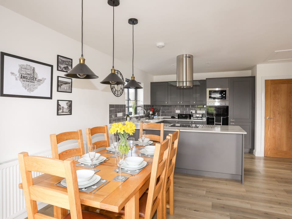 Cottage | Dining