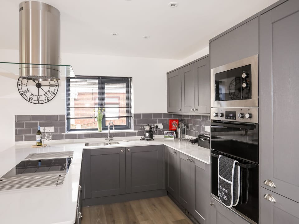 Cottage | Private kitchen | Fridge, dishwasher, electric kettle, toaster