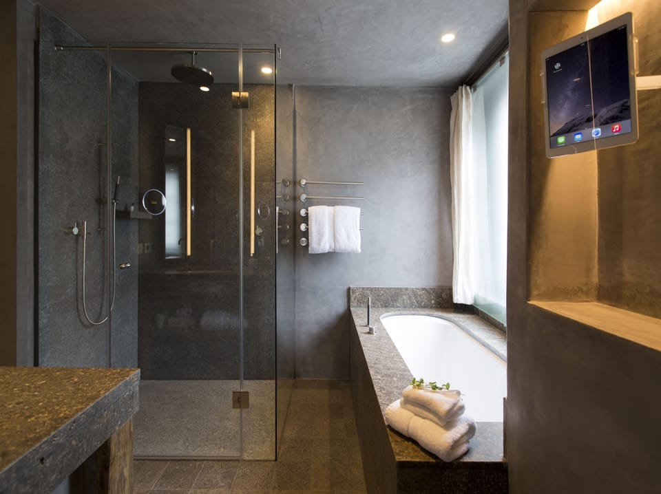 Deluxe Double or Twin Room | Bathroom | Rainfall showerhead, free toiletries, hair dryer, bathrobes