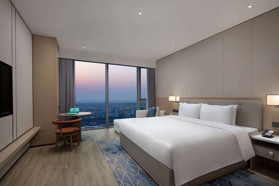 Business Room, 1 King Bed, Non Smoking | WiFi (free)