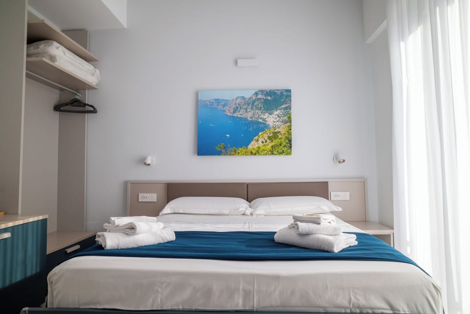 Classic Triple Room | Hypo-allergenic bedding, desk, free WiFi