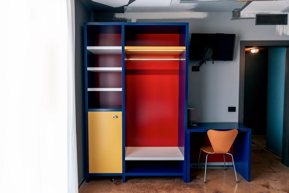 Standard Room | Minibar, in-room safe, desk, laptop workspace