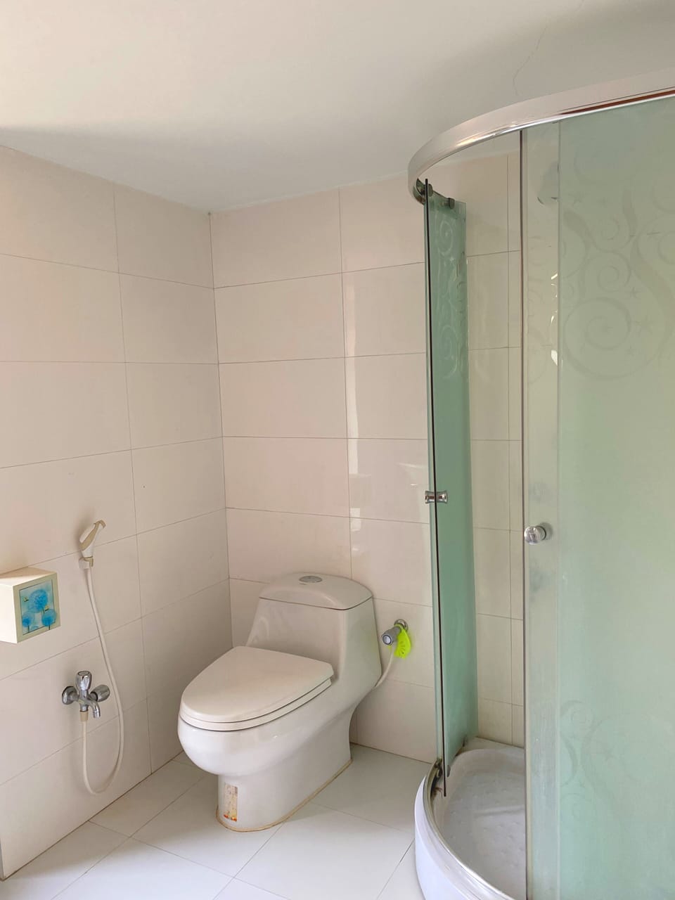 Deluxe Triple Room | Bathroom | Free toiletries, slippers