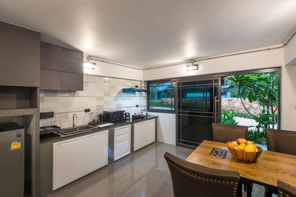 Deluxe Villa | Private kitchen | Electric kettle, toaster, cookware/dishes/utensils