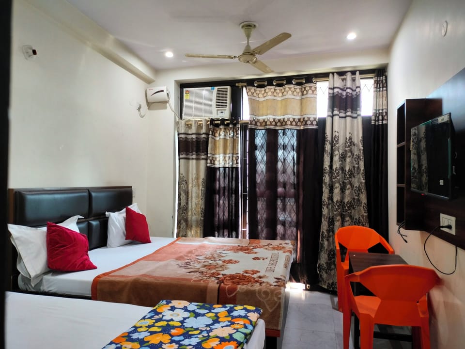 Family Triple Room | Desk, free WiFi