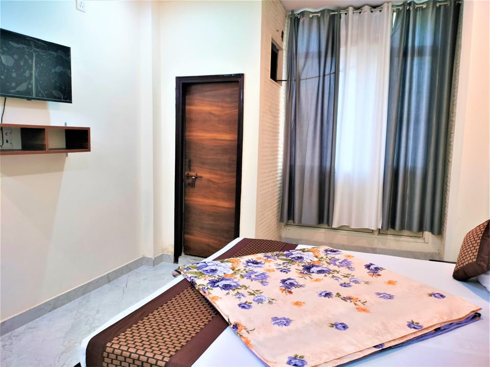 City Double Room | Desk, free WiFi, bed sheets
