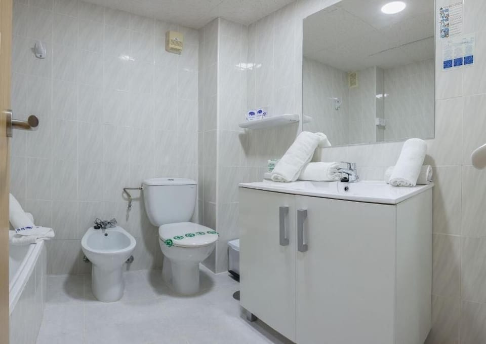 Bathtub, free toiletries, hair dryer, towels