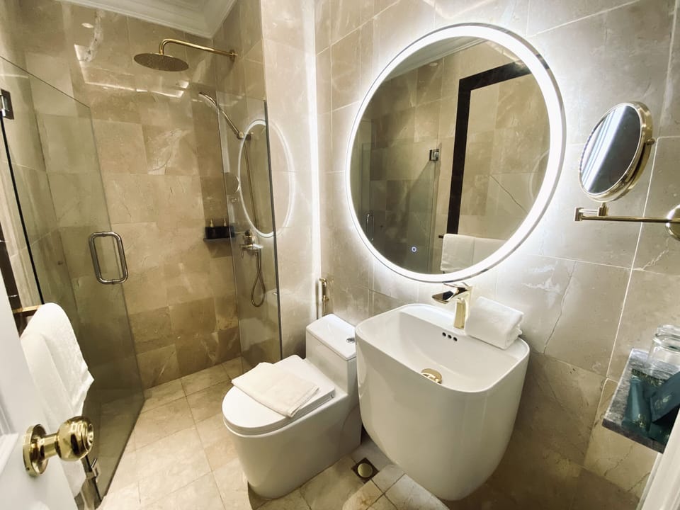 Executive Suite | Bathroom | Hair dryer, slippers, towels