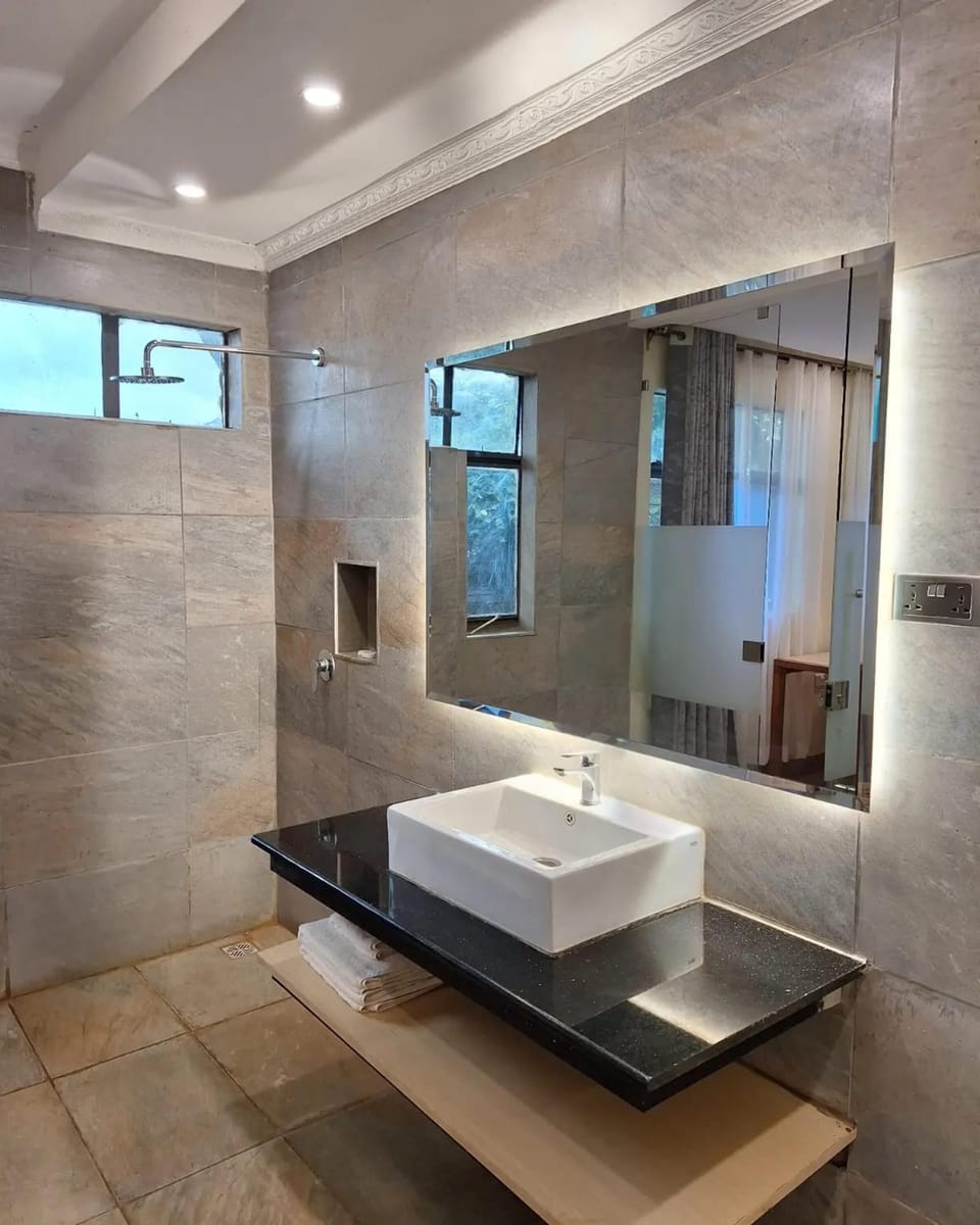 Shower, rainfall showerhead, free toiletries, slippers