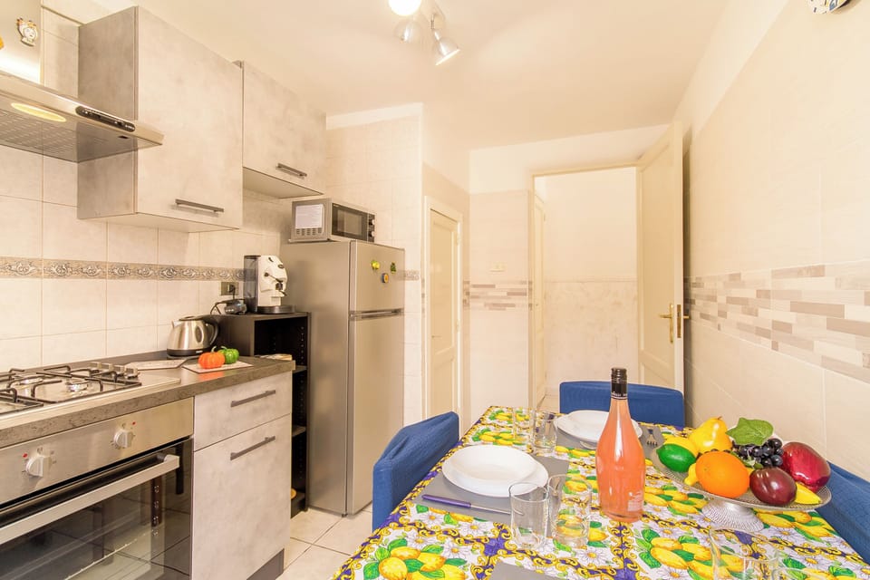 Family Apartment, Multiple Bedrooms, 2 Bathrooms (Sicula home in the city center) | Private kitchen | Fridge, microwave, oven, stovetop