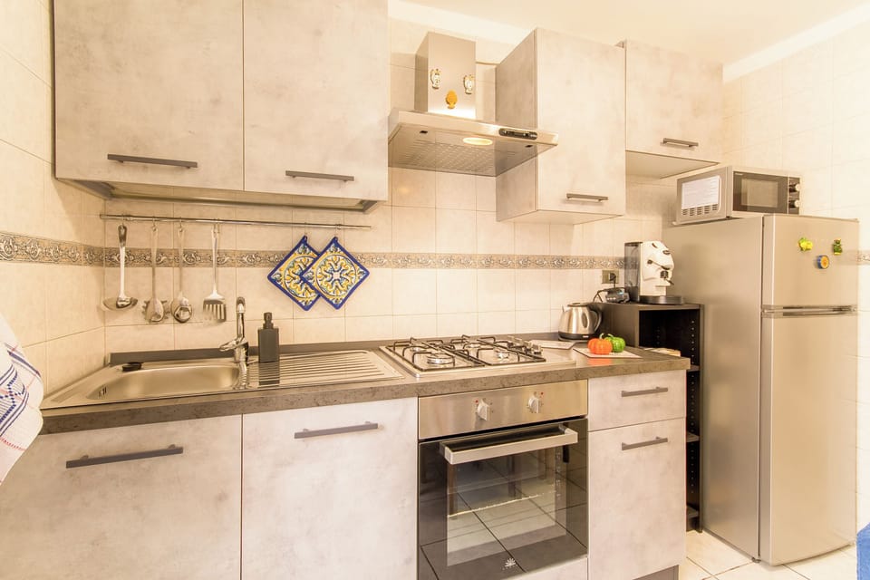 Family Apartment, Multiple Bedrooms, 2 Bathrooms (Sicula home in the city center) | Private kitchen | Fridge, microwave, oven, stovetop