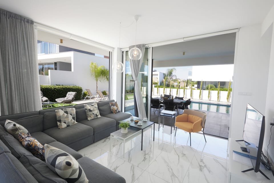 Villa, 3 Bedrooms, Private Pool, Garden View | Living area