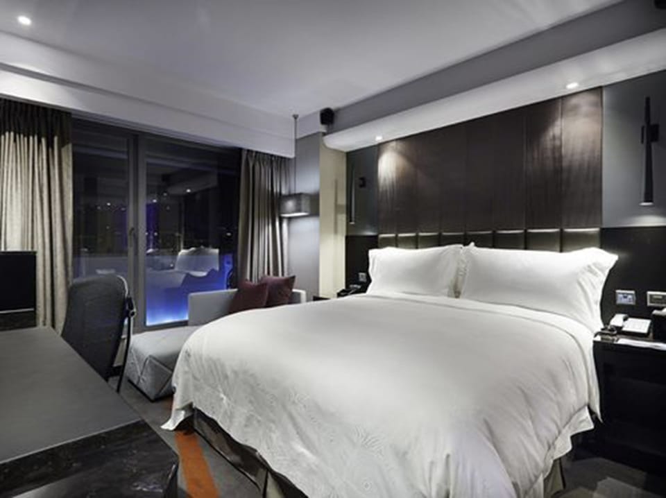 Eagle Studio | Premium bedding, down comforters, minibar, in-room safe