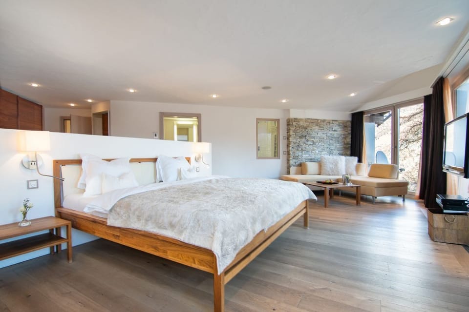 Luxury Studio Suite, Accessible | Premium bedding, down comforters, in-room safe, individually furnished