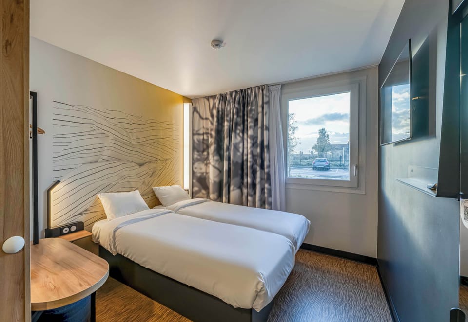 Twin Room, Non Smoking | Desk, free WiFi, bed sheets