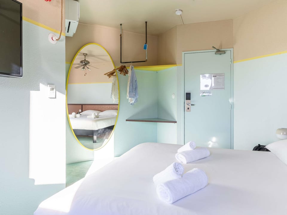 Desk, soundproofing, free WiFi