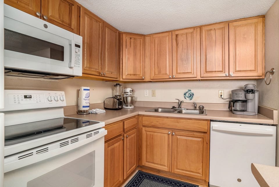 Condo, 1 Bedroom | Private kitchen | Coffee/tea maker, fridge, oven, toaster