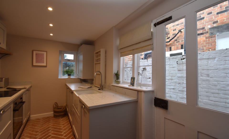 Romantic Cottage | Private kitchen | Electric kettle, highchair