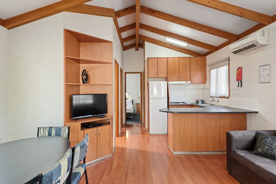 Standard 2 Bedroom Cabin - Sleeps 6 | In-room dining