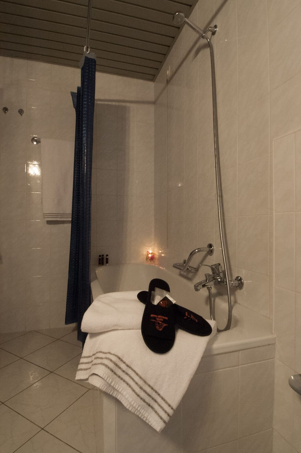 Combined shower/tub, free toiletries, hair dryer, slippers