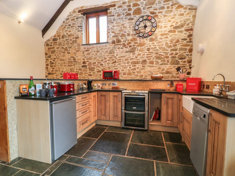 Cottage | Private kitchen | Fridge, electric kettle, toaster, cookware/dishes/utensils