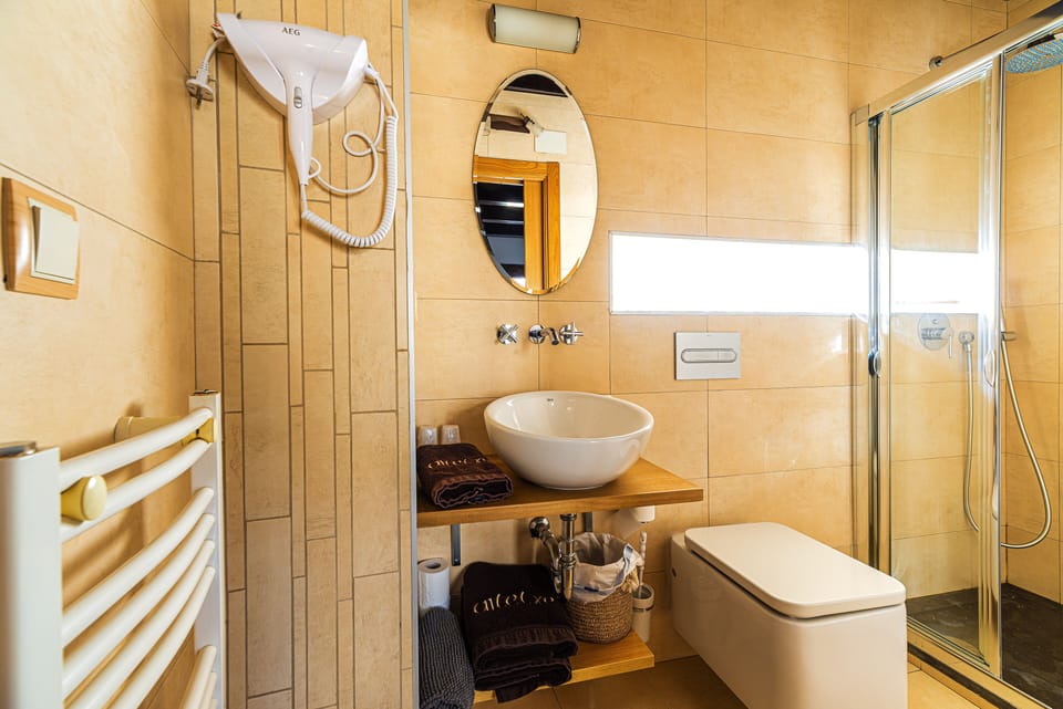 Economy House | Bathroom | Free toiletries, hair dryer, towels
