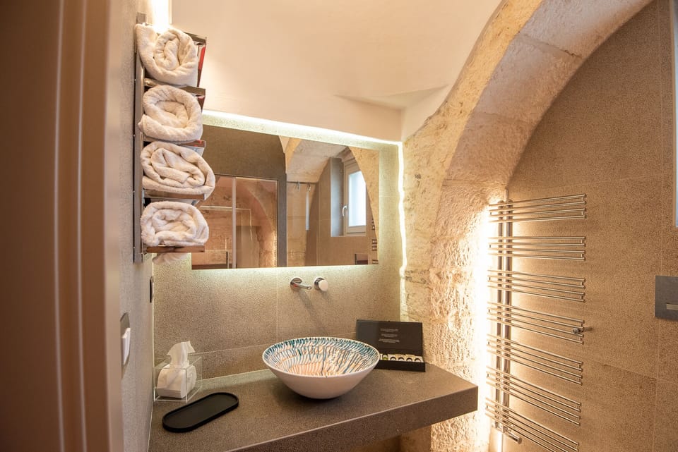 Deluxe Double Room, Pool Access, Garden View | Bathroom | Shower, rainfall showerhead, designer toiletries, hair dryer