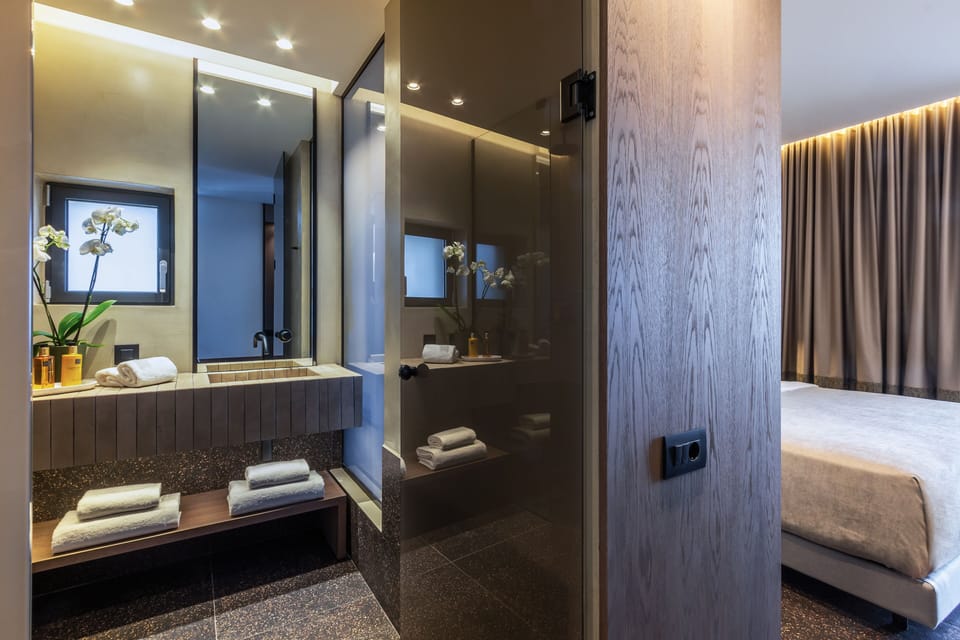 Deluxe Double or Twin Room | Bathroom | Designer toiletries, hair dryer, bathrobes, slippers