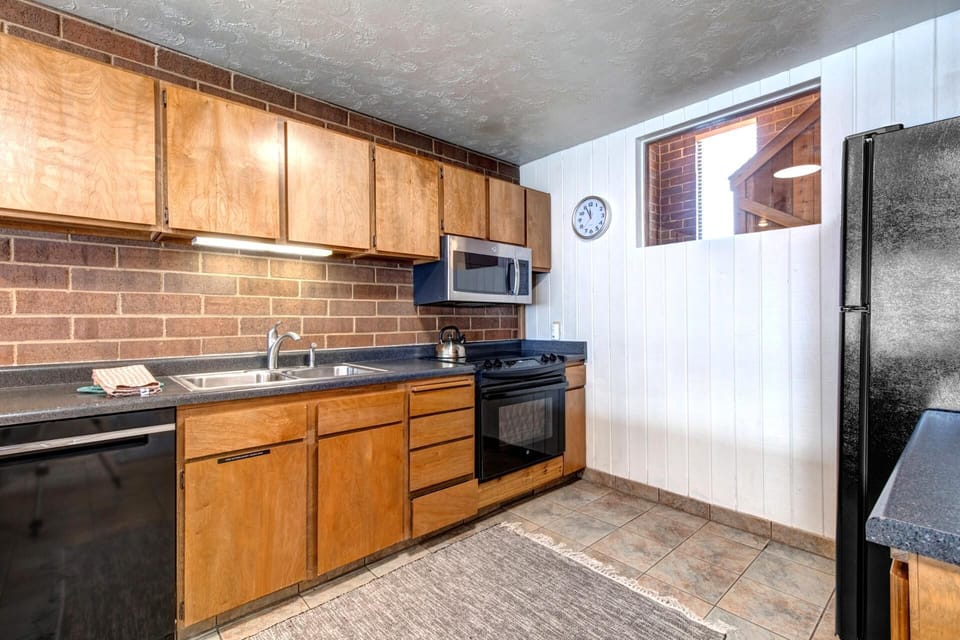 Fridge, microwave, oven, coffee/tea maker