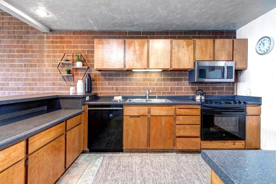 Townhome, 3 Bedrooms (Mountain View, Sleeps 6 (STR-1)) | Private kitchen | Fridge, microwave, oven, coffee/tea maker