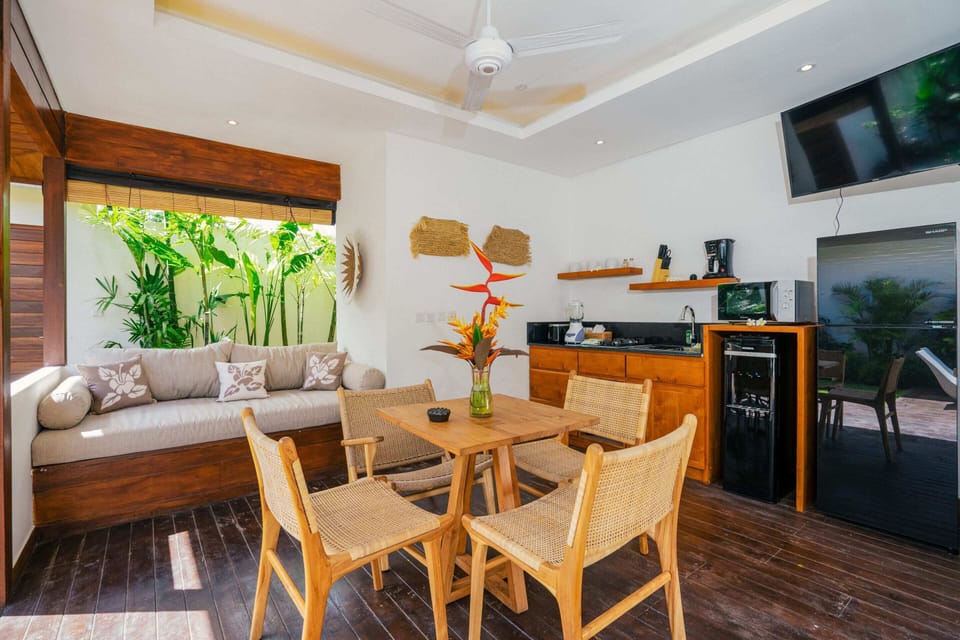 Basic Villa, 1 King Bed | Dining