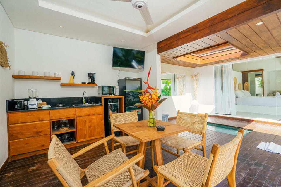 Basic Villa, 1 King Bed | Dining