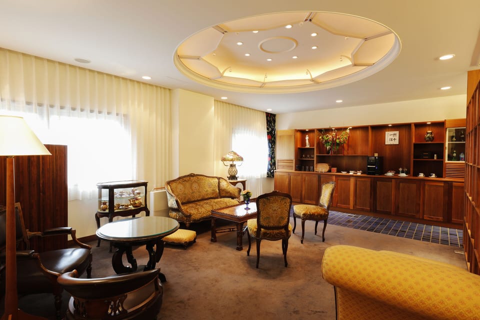 Lobby lounge