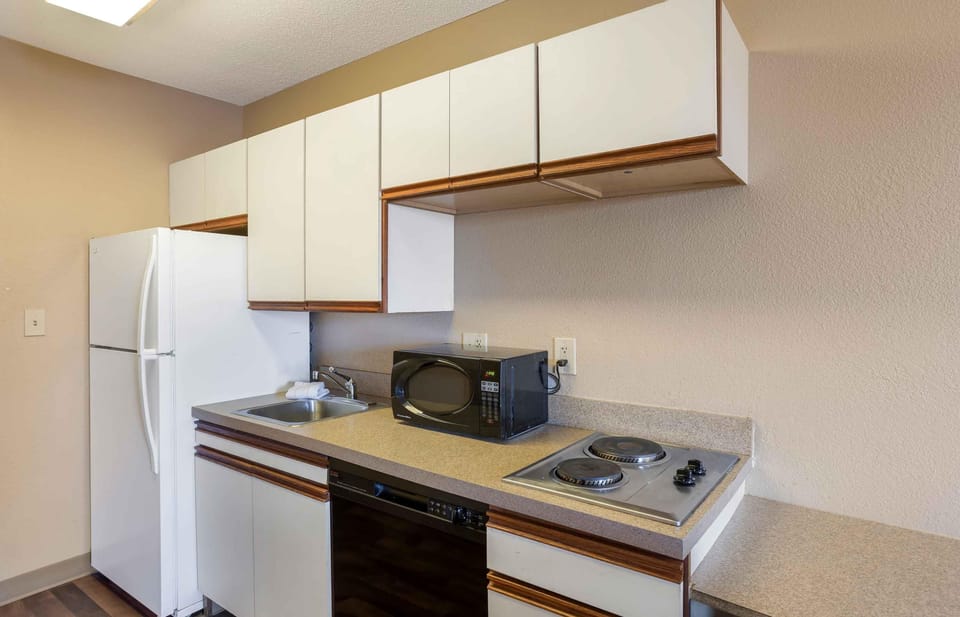 Full-size fridge, microwave, stovetop, dishwasher