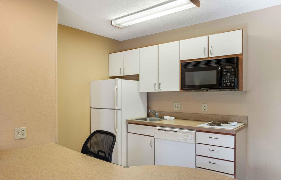 Full-size fridge, microwave, stovetop, dishwasher