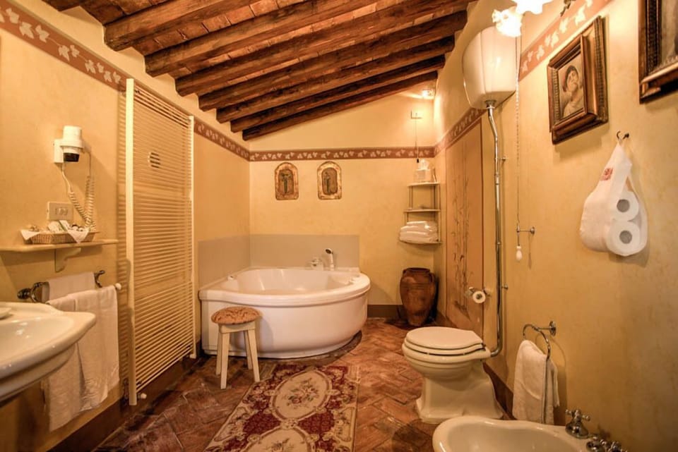 Junior Room | Bathroom | Combined shower/tub, free toiletries, hair dryer, slippers