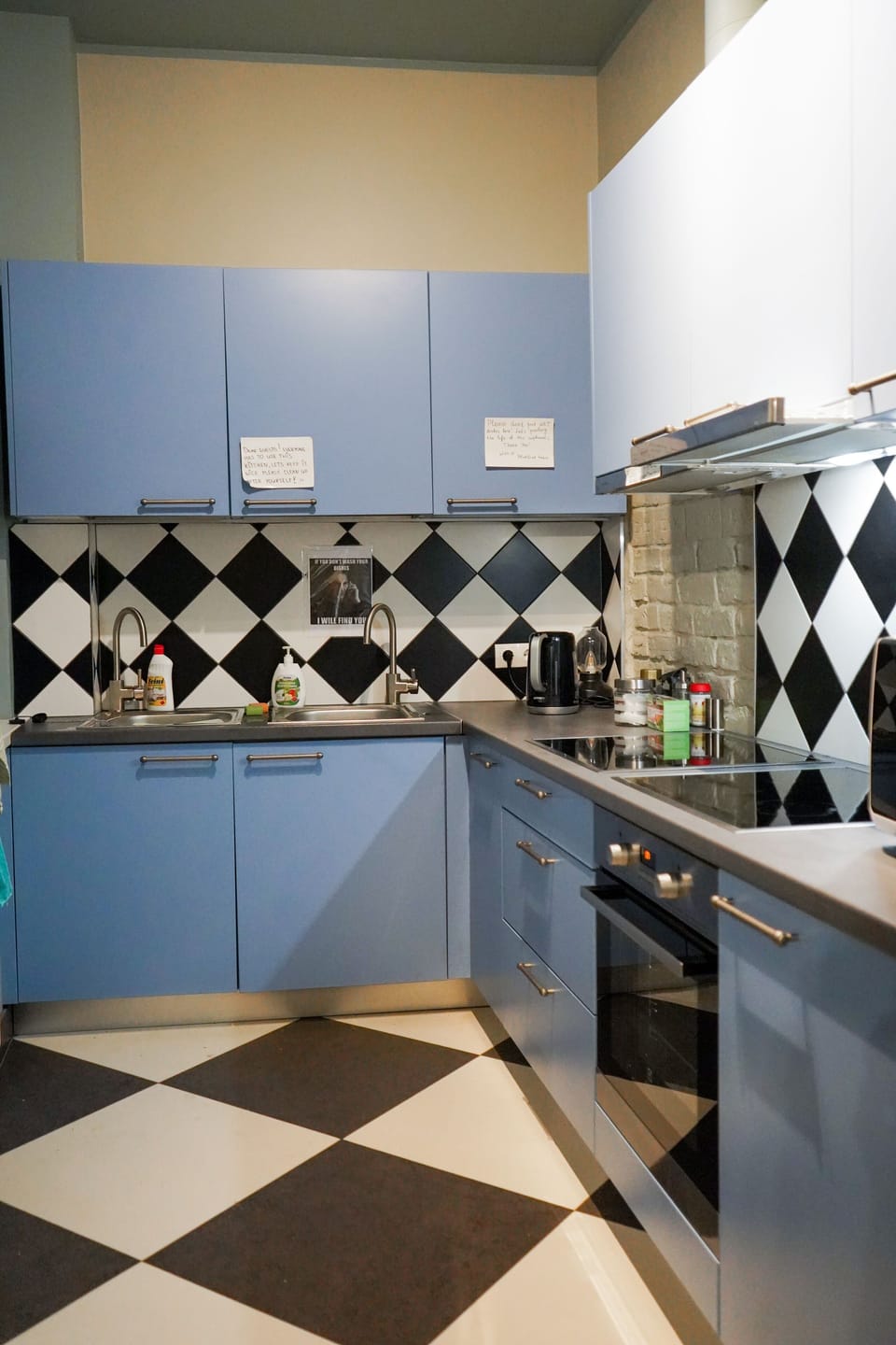 Full-size fridge, oven, stovetop, coffee/tea maker