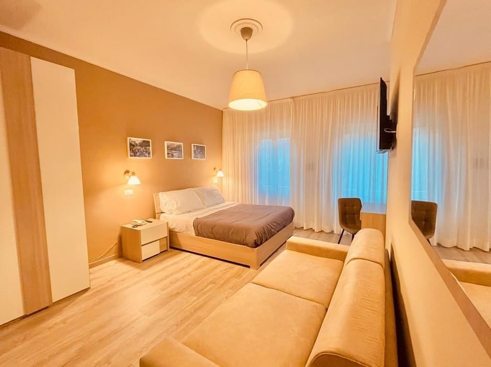 Classic Triple Room | In-room safe, free WiFi, bed sheets, wheelchair access