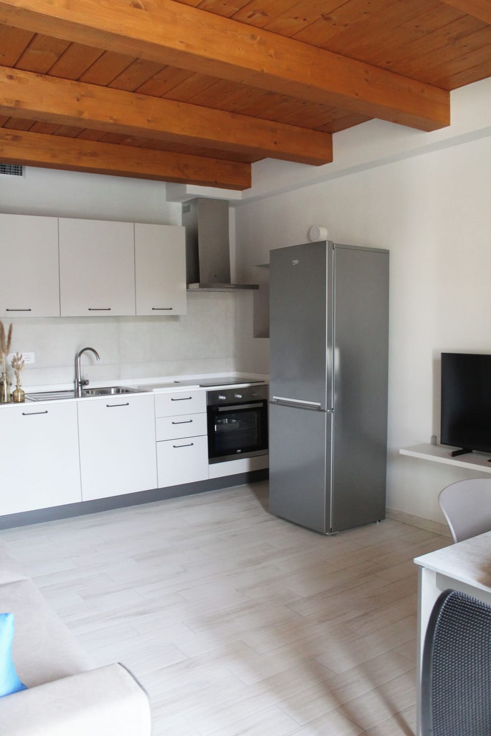 Comfort Apartment, 2 Bedrooms, Balcony, Tower | Living area | Smart TV