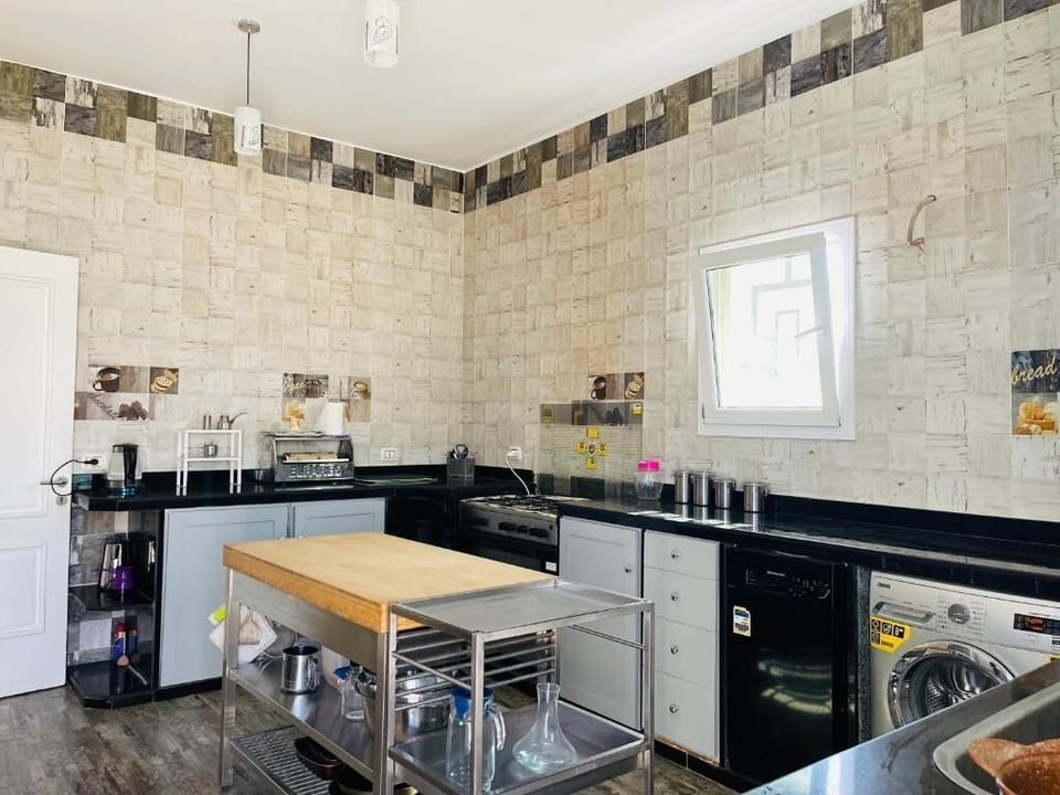 Fridge, oven, stovetop, coffee/tea maker