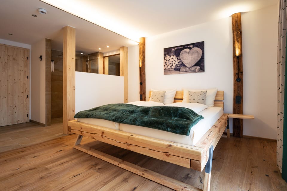 Hypo-allergenic bedding, desk, soundproofing, free WiFi