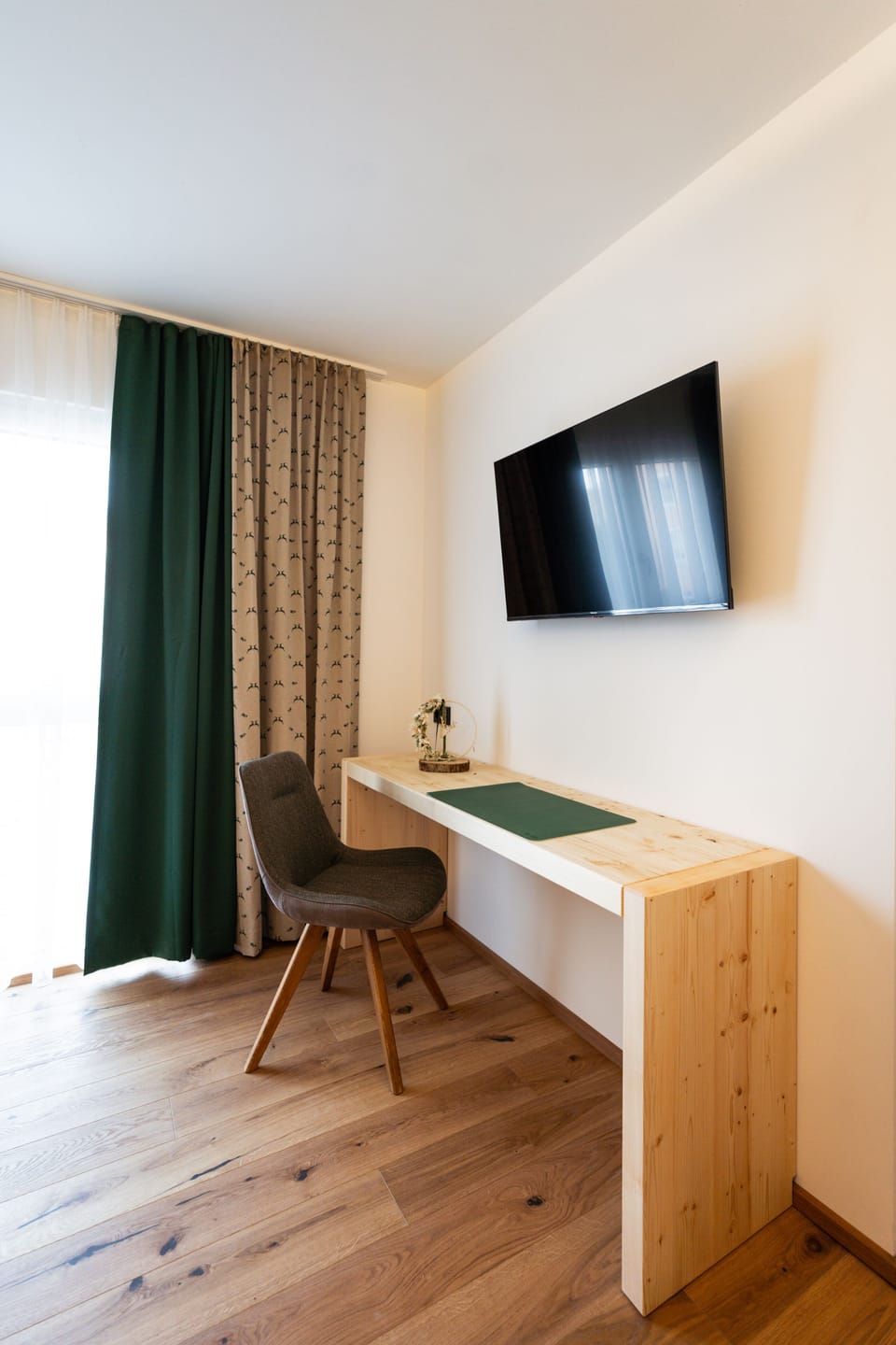 Hypo-allergenic bedding, desk, soundproofing, free WiFi