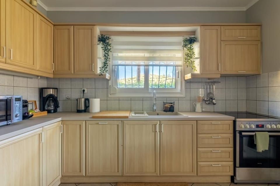 Deluxe Villa | Private kitchen | Fridge, microwave, oven, stovetop