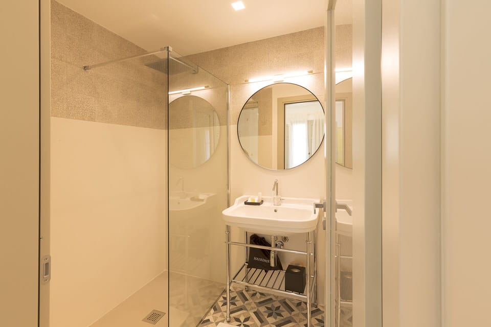 Executive Room | Bathroom | Shower, rainfall showerhead, eco-friendly toiletries, hair dryer