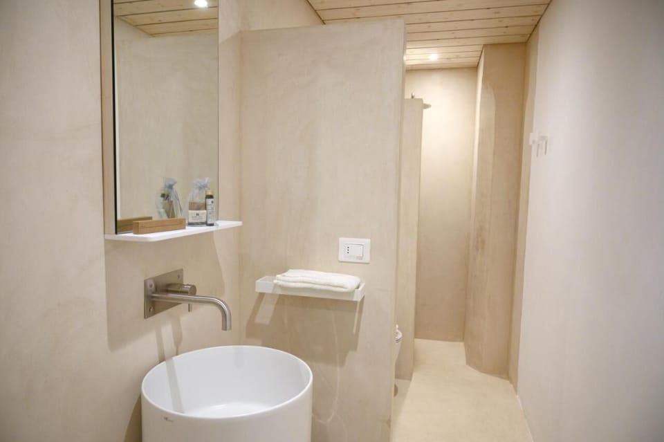 Comfort Double Room, 1 King Bed, Private Bathroom | Bathroom | Free toiletries, hair dryer, bathrobes, slippers
