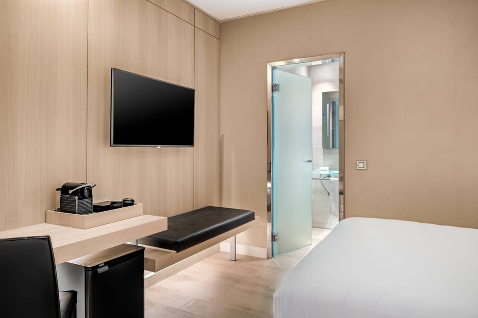 Room, 1 Twin Bed, Non Smoking | Minibar, in-room safe, desk, blackout drapes