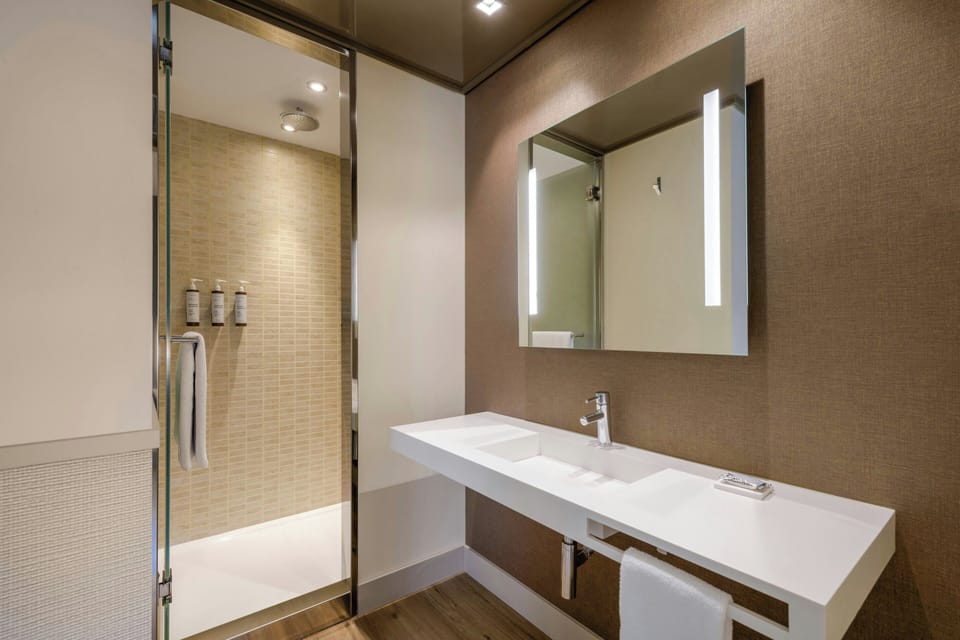 Standard Room, 1 Queen Bed | Bathroom | Combined shower/tub, designer toiletries, hair dryer, towels