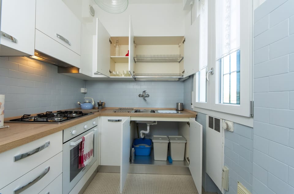 Apartment | Private kitchen | Full-size fridge, oven, stovetop, cookware/dishes/utensils